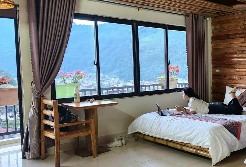 Phòng có giường cỡ King nhìn ra cảnh núi non